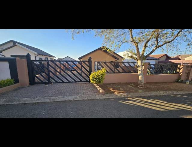 3 BEDROOM HOUSE FOR SALE IN LOTUS GARDENS